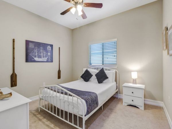 Beautiful 3 Bedroom Plus Den Vacation Home with Pool Sleeps 8