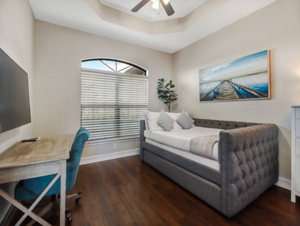 Beautiful 3 Bedroom Plus Den Vacation Home with Pool Sleeps 8