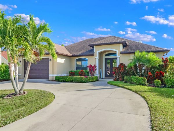 Beautiful 3 Bedroom Plus Den Vacation Home with Pool Sleeps 8