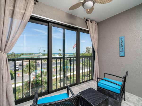 Fort Myers Vacation Condo 2 Bedrooms Sleeps 6 Walk to Beach