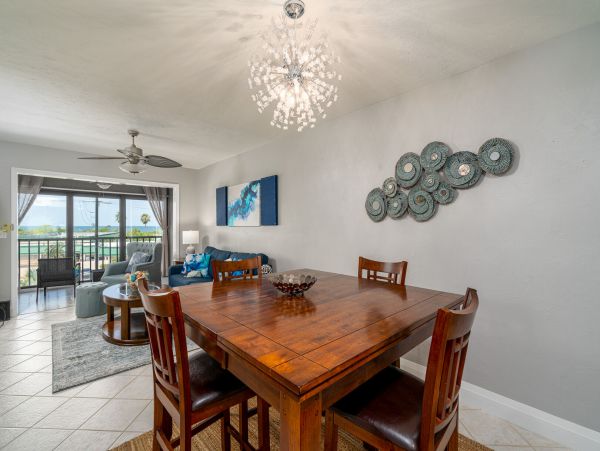 Fort Myers Vacation Condo 2 Bedrooms Sleeps 6 Walk to Beach