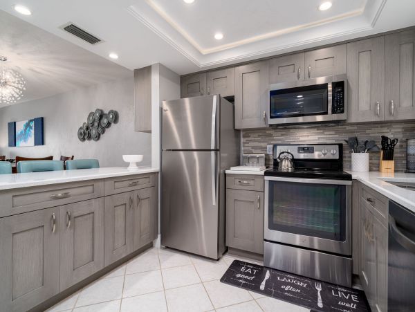 Fort Myers Vacation Condo 2 Bedrooms Sleeps 6 Walk to Beach
