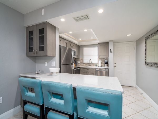 Fort Myers Vacation Condo 2 Bedrooms Sleeps 6 Walk to Beach
