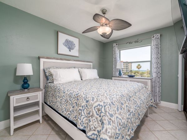 Fort Myers Vacation Condo 2 Bedrooms Sleeps 6 Walk to Beach