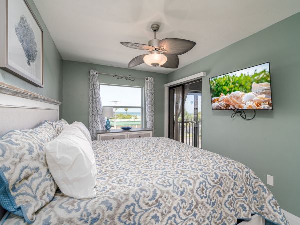 Fort Myers Vacation Condo 2 Bedrooms Sleeps 6 Walk to Beach