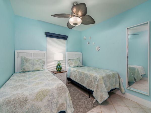 Fort Myers Vacation Condo 2 Bedrooms Sleeps 6 Walk to Beach