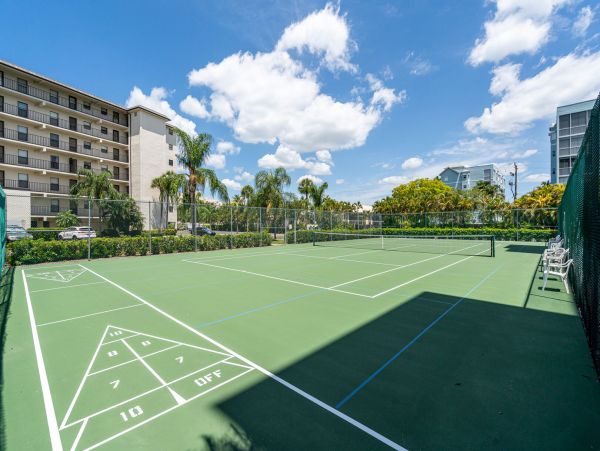 Fort Myers Vacation Condo 2 Bedrooms Sleeps 6 Walk to Beach
