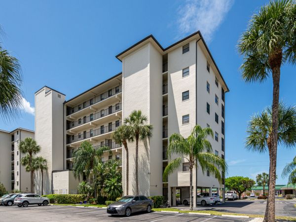 Fort Myers Vacation Condo 2 Bedrooms Sleeps 6 Walk to Beach