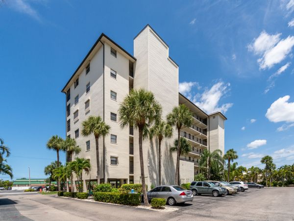 Fort Myers Vacation Condo 2 Bedrooms Sleeps 6 Walk to Beach
