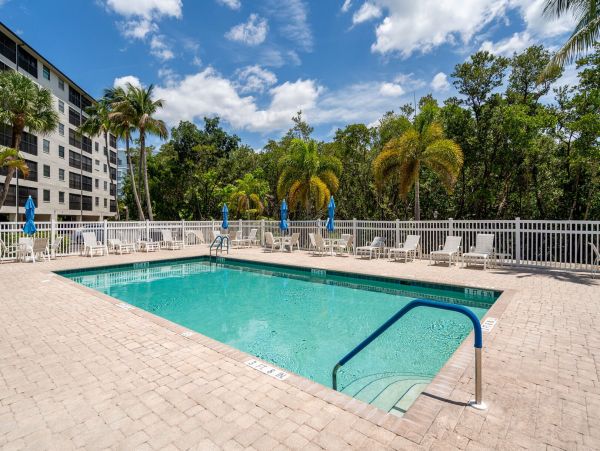 Fort Myers Vacation Condo 2 Bedrooms Sleeps 6 Walk to Beach