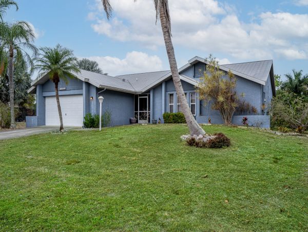 Fort Myers Lake Front 3 Bedroom Home