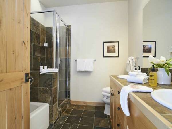 4 Bedroom Luxury Home with Private Hot Tub