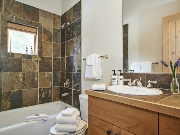 4 Bedroom Luxury Home with Private Hot Tub