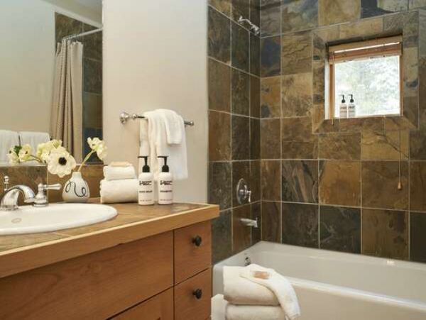 4 Bedroom Luxury Home with Private Hot Tub