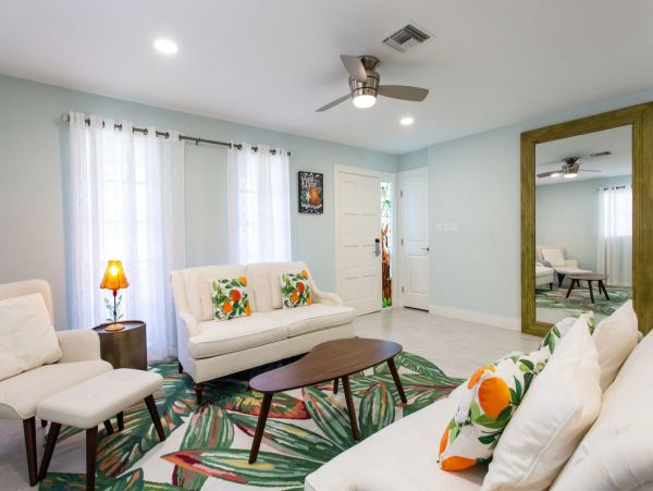Charming 2 Bedroom Home in Naples with Patio & Pool