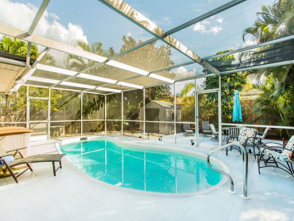 Charming 2 Bedroom Home in Naples with Patio & Pool