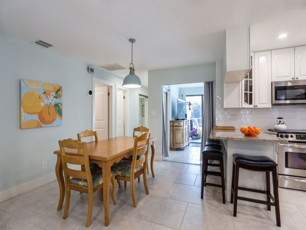 Charming 2 Bedroom Home in Naples with Patio & Pool