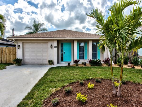 Charming 2 Bedroom Home in Naples with Patio & Pool