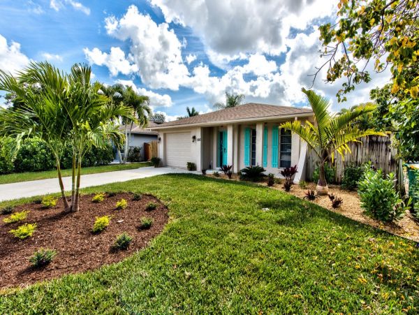 Charming 2 Bedroom Home in Naples with Patio & Pool