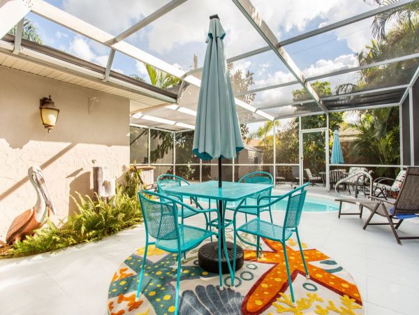 Charming 2 Bedroom Home in Naples with Patio & Pool