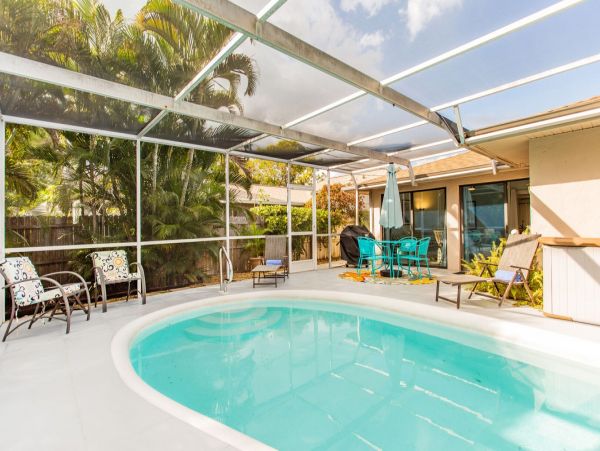 Charming 2 Bedroom Home in Naples with Patio & Pool