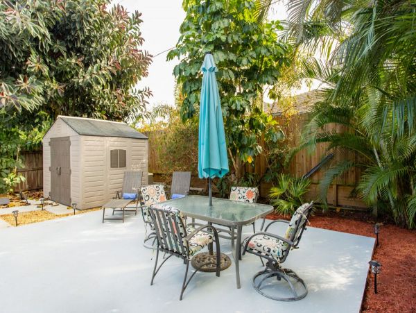 Charming 2 Bedroom Home in Naples with Patio & Pool