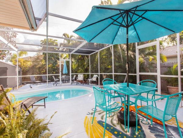 Charming 2 Bedroom Home in Naples with Patio & Pool