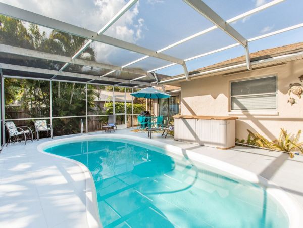 Charming 2 Bedroom Home in Naples with Patio & Pool