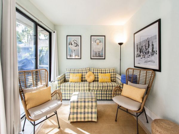 Charming 2 Bedroom Home in Naples with Patio & Pool