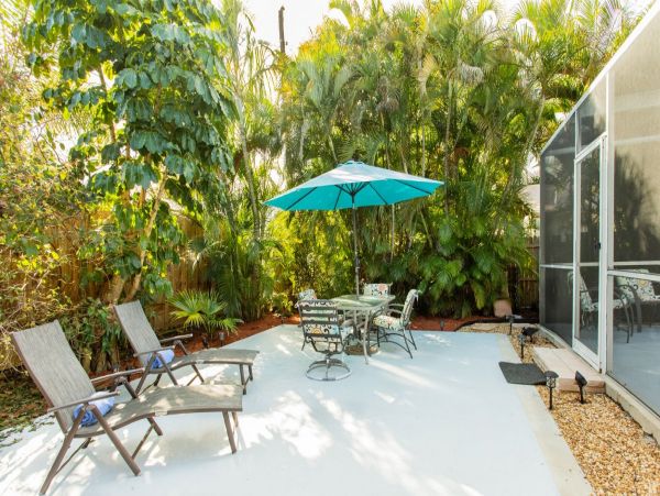 Charming 2 Bedroom Home in Naples with Patio & Pool