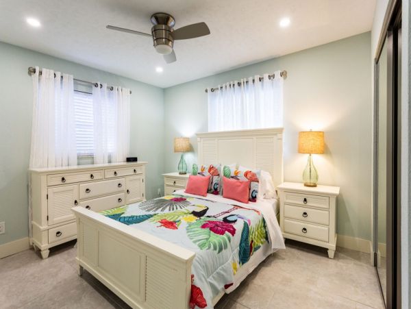 Charming 2 Bedroom Home in Naples with Patio & Pool