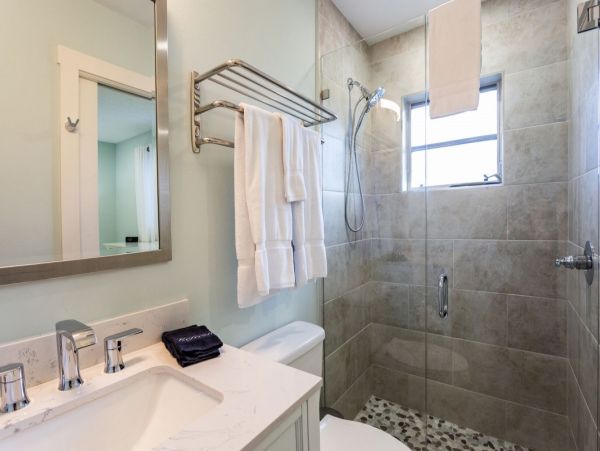 Charming 2 Bedroom Home in Naples with Patio & Pool