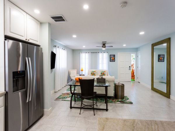 Charming 2 Bedroom Home in Naples with Patio & Pool