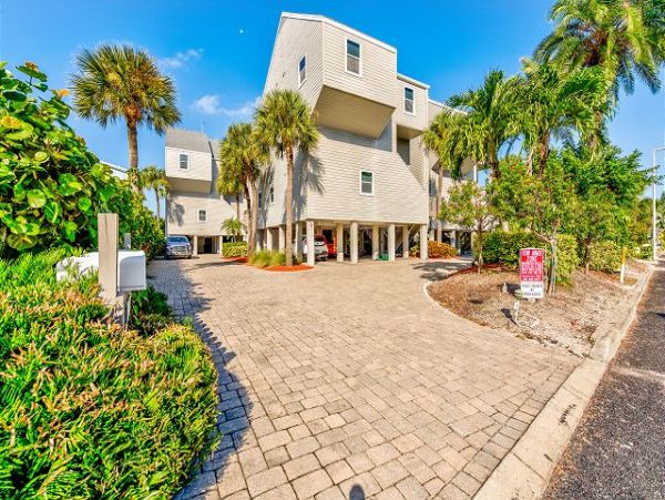 Coastal Retreat with Stunning Gulf views & Spacious Comfort