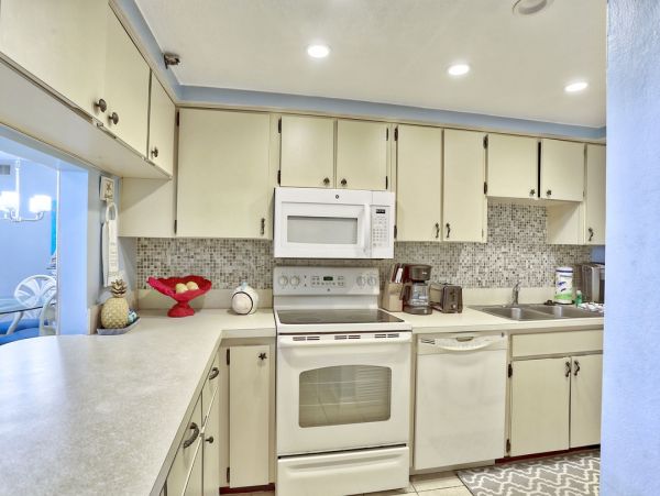 Top-Floor Beachfront Condo with Gulf-Front Views in Madeira Beach