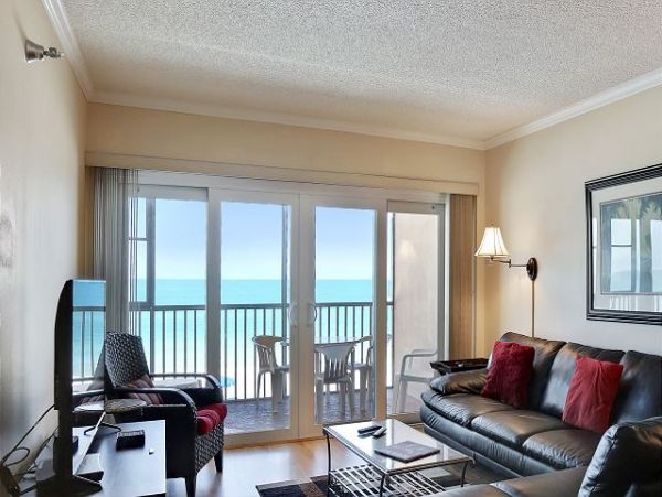 Lovely 2 Bedroom + Den Condo in Madeira Beach with Views