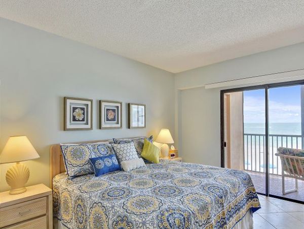 Lovely 2 Bedroom + Den Condo in Madeira Beach with Views