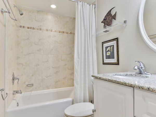 Lovely 2 Bedroom + Den Condo in Madeira Beach with Views