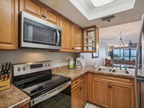 Spacious 2 Bedroom Condo with Full Ocean Views