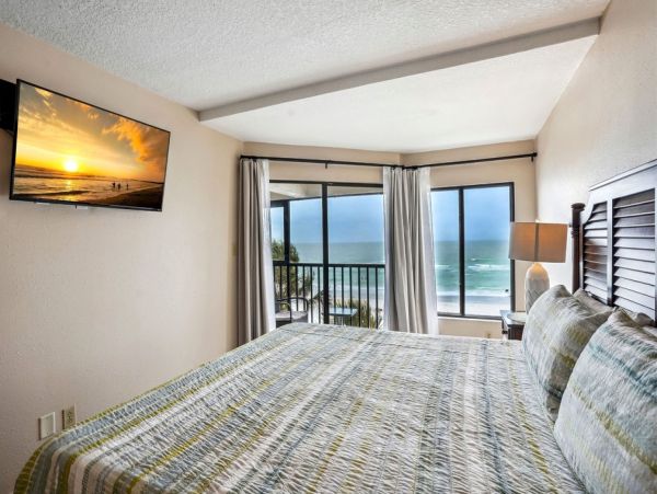 Spacious 2 Bedroom Condo with Full Ocean Views