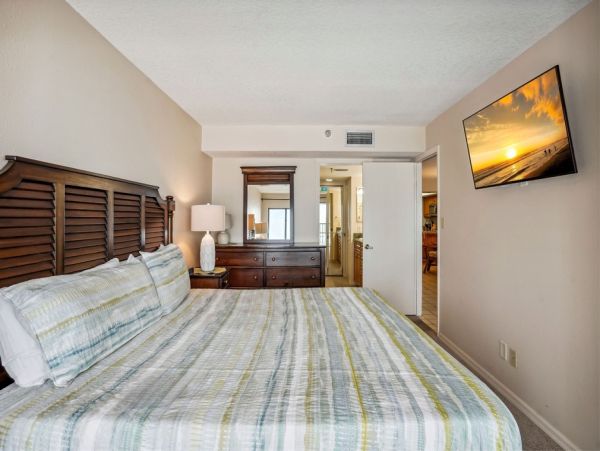 Spacious 2 Bedroom Condo with Full Ocean Views