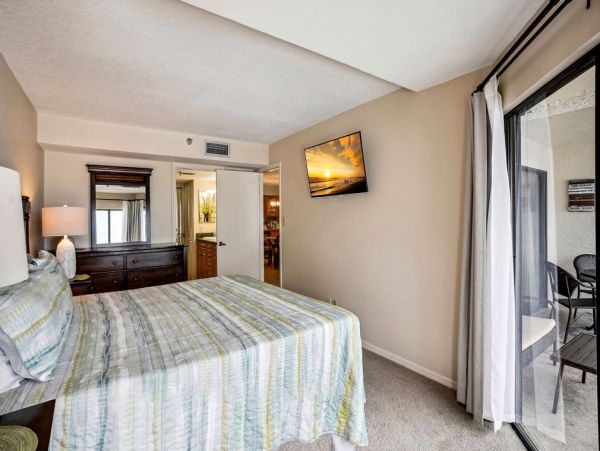 Spacious 2 Bedroom Condo with Full Ocean Views