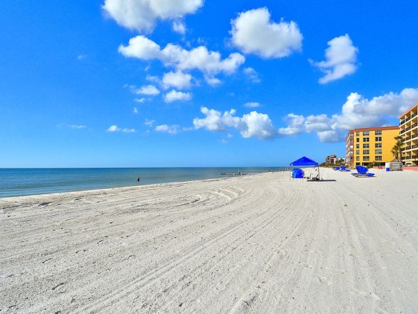Spacious 2 Bedroom Condo with Full Ocean Views