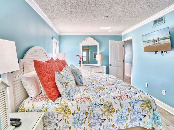 Gulf-Front Top Floor Condo with Sweeping Views in Reddington Beach