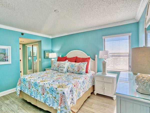 Gulf-Front Top Floor Condo with Sweeping Views in Reddington Beach