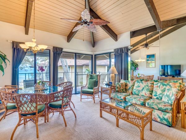 Ocean Front Two Bedroom Vacation Condo in Lahaina Sleeps Six