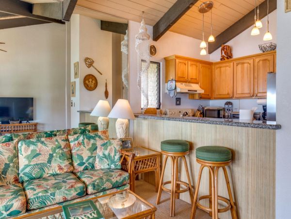 Ocean Front Two Bedroom Vacation Condo in Lahaina Sleeps Six