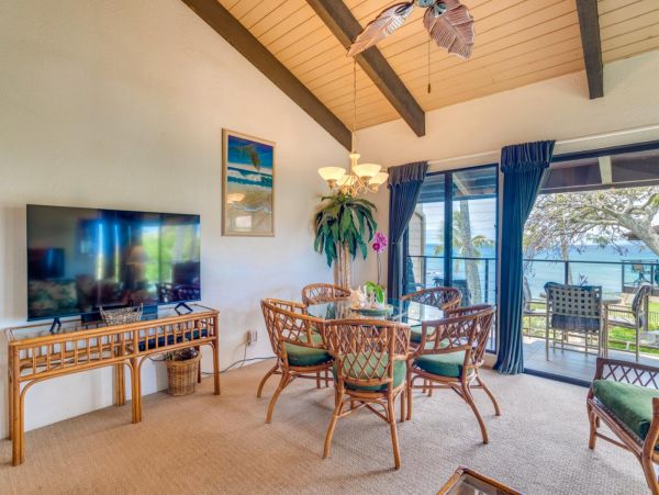 Ocean Front Two Bedroom Vacation Condo in Lahaina Sleeps Six