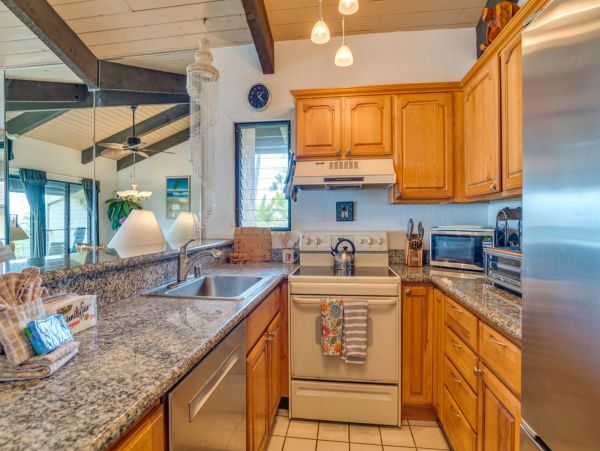 Ocean Front Two Bedroom Vacation Condo in Lahaina Sleeps Six