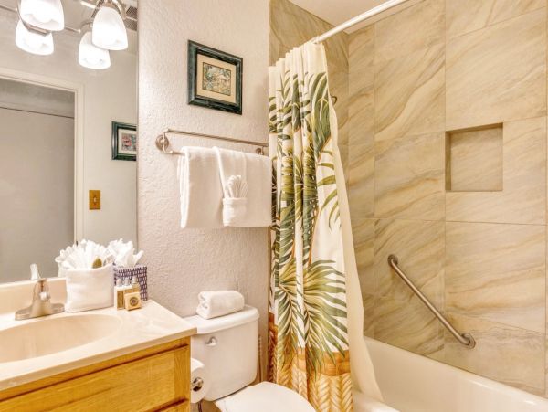 Ocean Front Two Bedroom Vacation Condo in Lahaina Sleeps Six